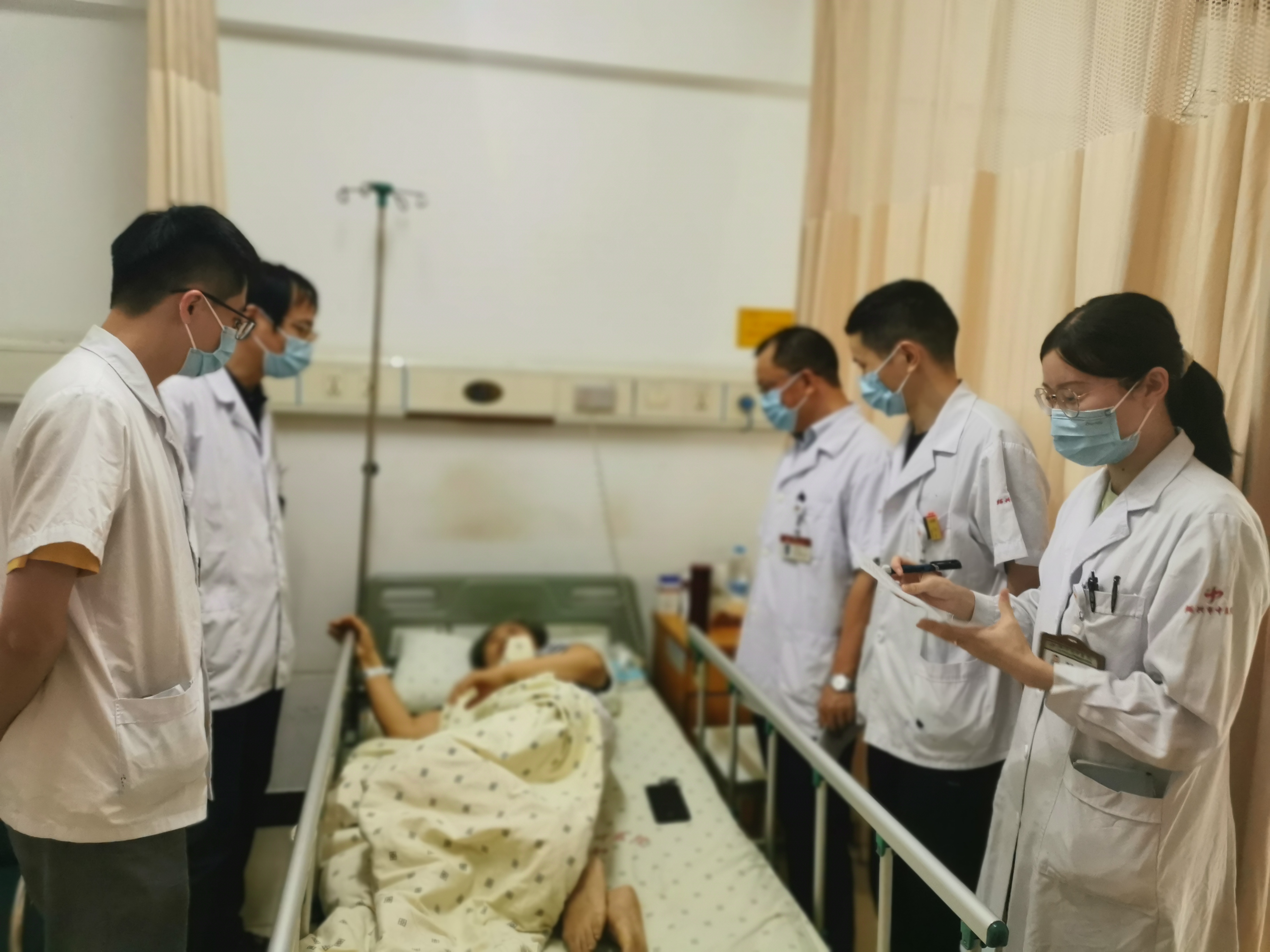 认真参加查房.jpg 认真参加查房.jpg