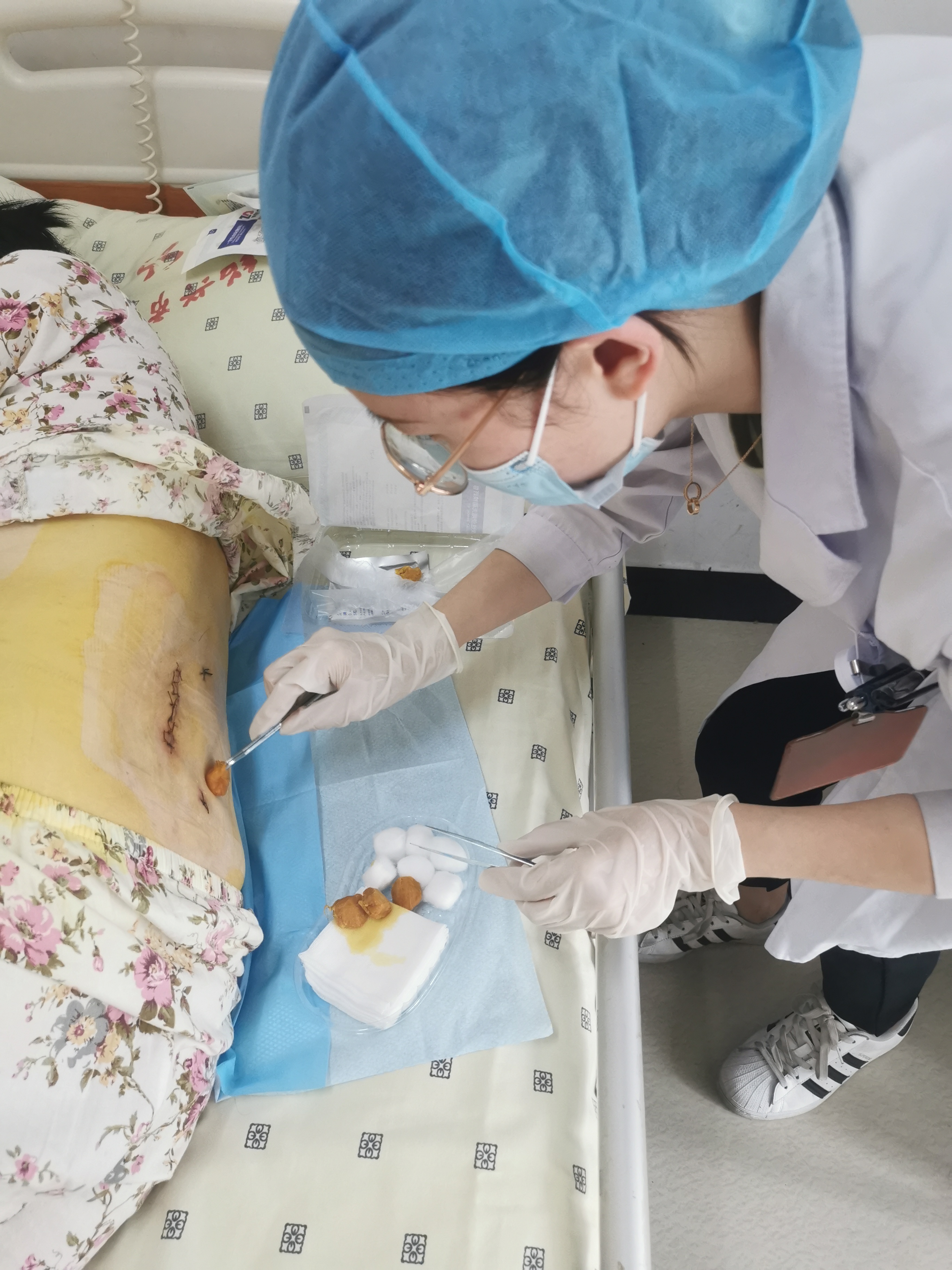 悉心为患者换药l.jpg 悉心为患者换药l.jpg